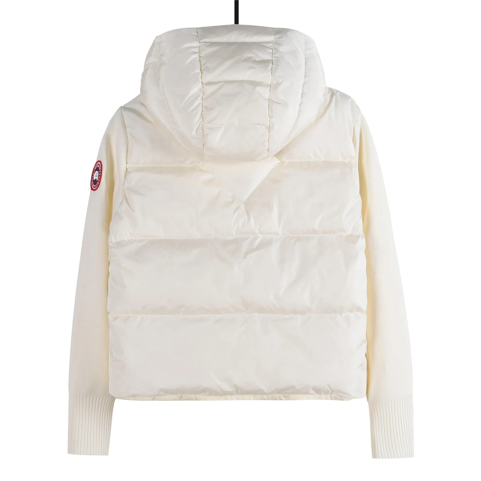 P820 ​​Big Goose 90 down knitted splicing stand collar Snow White 2nd generation down jacket Canada Goose Canada Goose 6507w HyBridge series FW24 windproof and waterproof splicing stand collar long sleeve wool short down jacket for women Knitted splicing thin down jacket! At this time of year, several sweaters with down are released. In fact, the evergreen style of sweaters and down is a basic style. It can be worn alone or layered, which will give it a more layered look!!! The front is down, and the back and two sleeves are made of wool blended fabrics. The soft and delicate knitted feel is not irritating at all! The texture is amazing, the velvet is large, delicate and stemless, and full of fluffiness! The filling is sufficient, and the thermal performance is second to none!!! It is windproof and warm, eliminating any possibility of velvet running. It feels silky and smooth, and the stiffness is also very good. The upper body will not look bloated, and the evergreen style with spliced ​​design! Color: Cotton straw white, black Size: S, M, L,